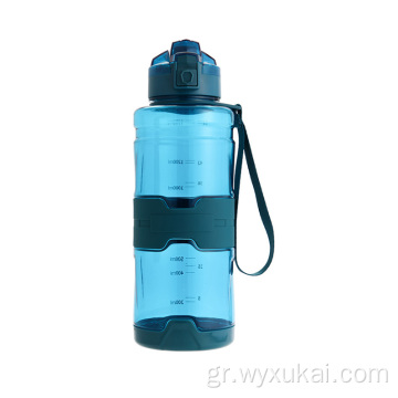 Πλαστικό διαφανές αθλητικό μπουκάλι νερού μεγάλης χωρητικότητας σε εξωτερικό χώρο